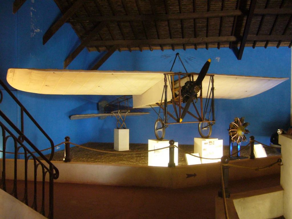 Un vieil avion à hélice.