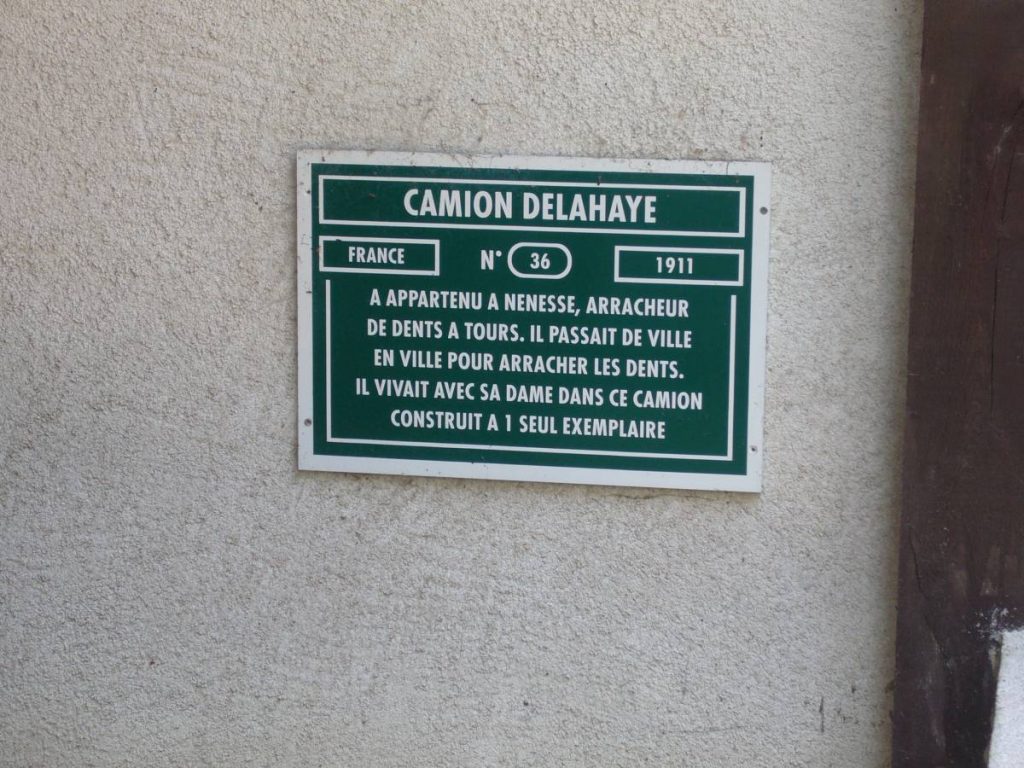 Plaque présentant la roulotte de l'arracheur de dents