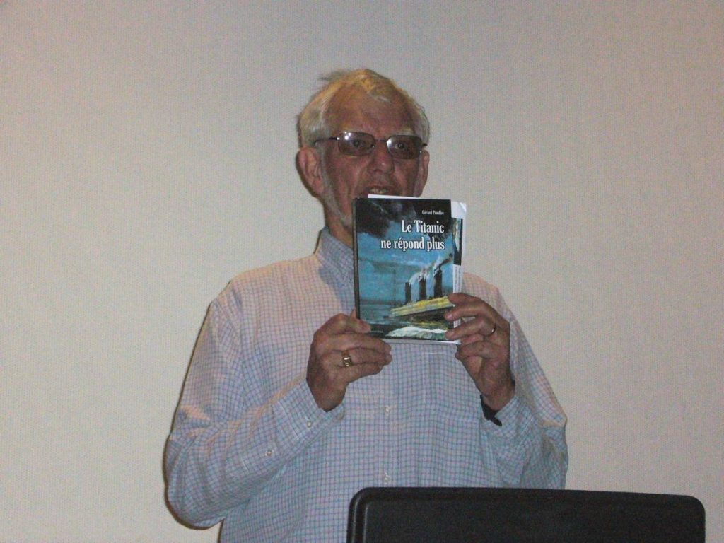 Un homme tient un exemplaire du livre "Le Titanic ne répond plus"