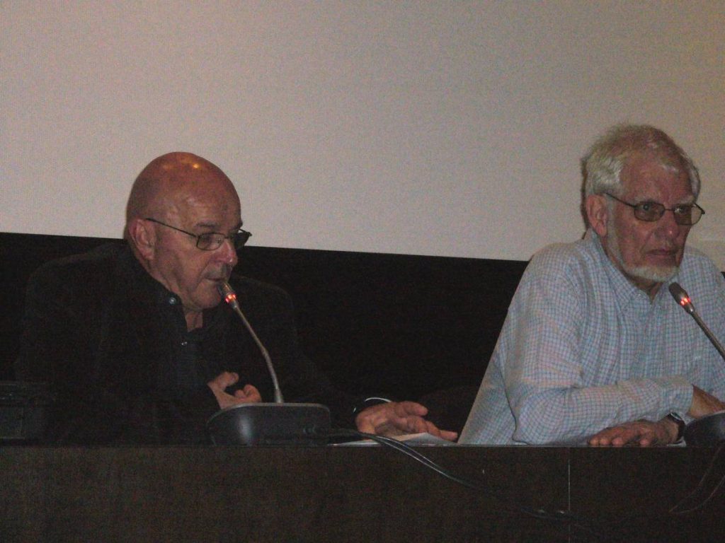 Deux hommes au micro.
