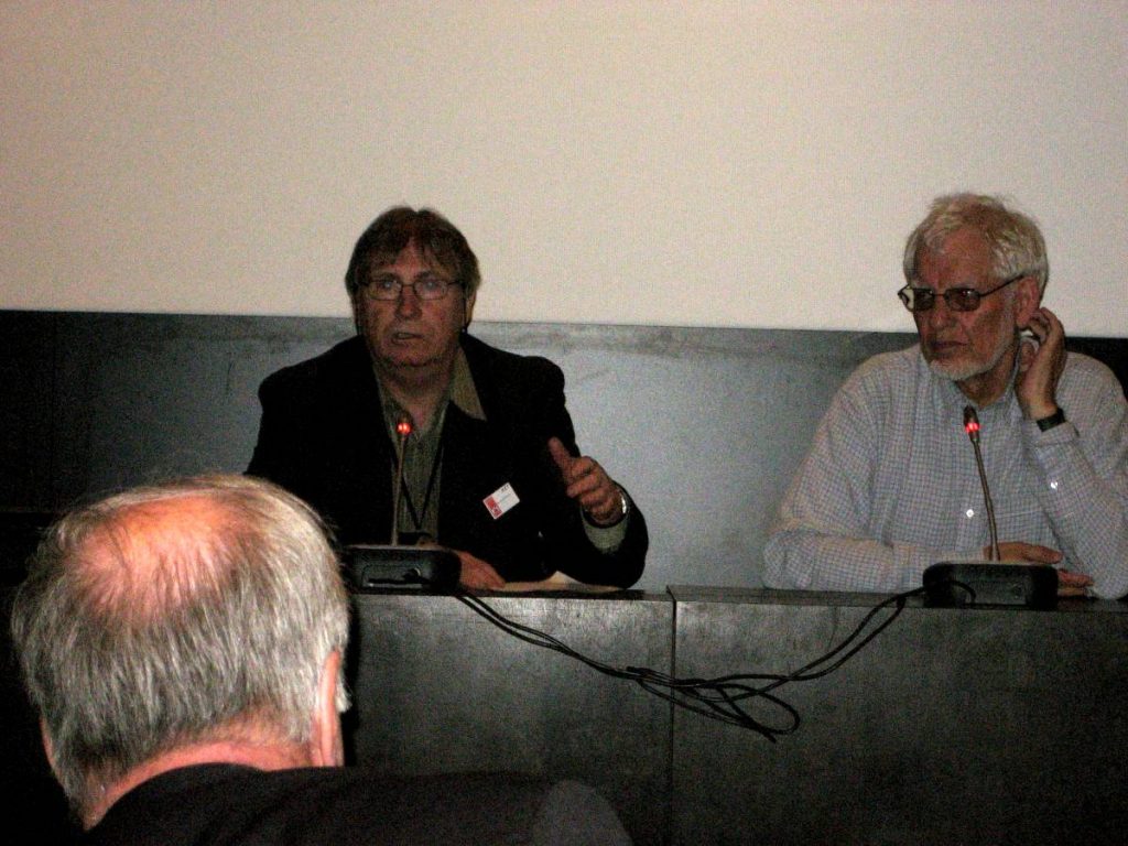 Deux hommes au micro.