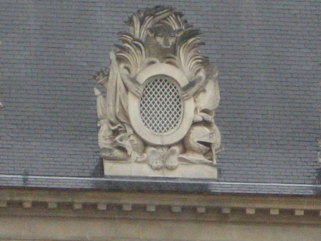 Oeil de boeuf sur les toits des Invalides