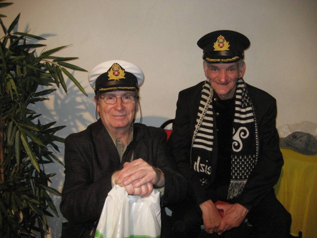 Deux hommes posent avec une casquette d'officier.