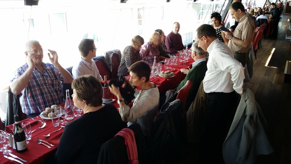 Tablée à bord d'un bateau mouche.