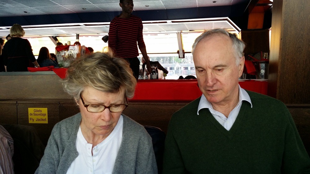 Tablée à bord d'un bateau mouche.