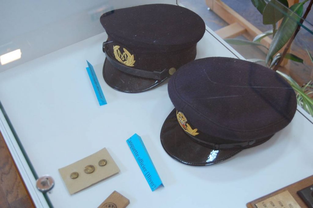 2 casquettes "Hiver". Celle d'un opérateur radio Marconi et celle d'un officier.