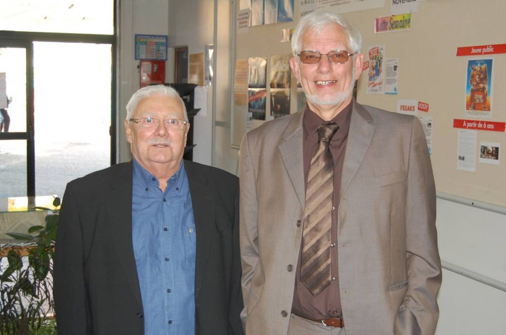 Deux hommes prennent la pose.