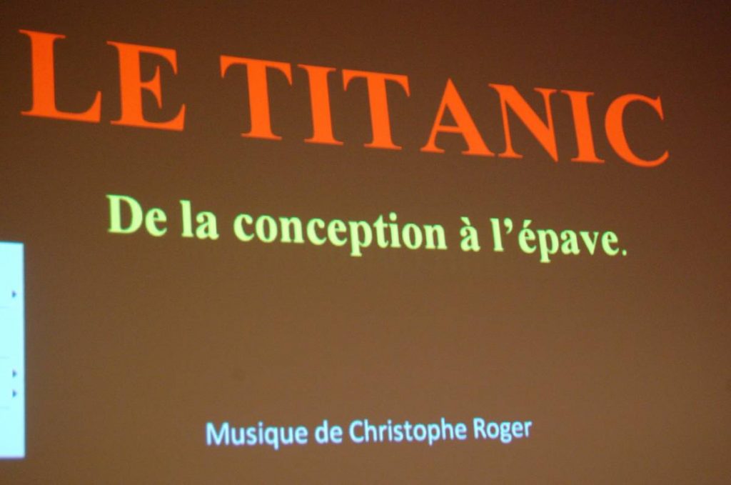Ecran projetant l'inscription "Le Titanic, de la conception à l'épave."