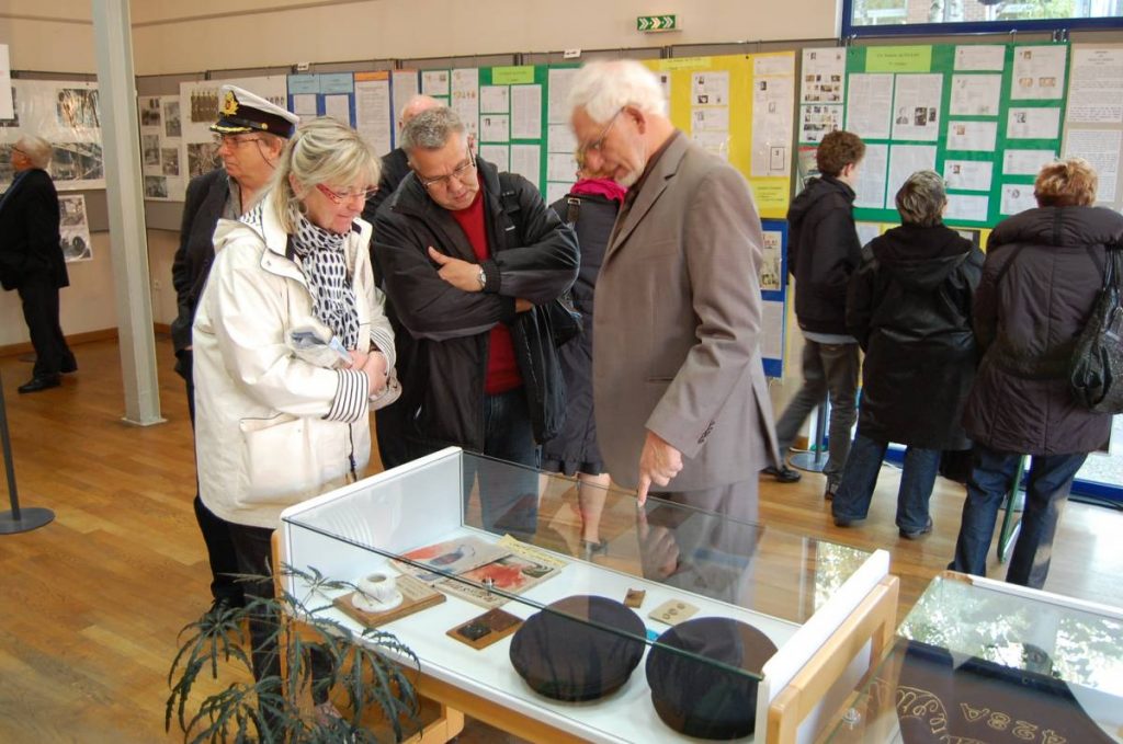 Des personnes discutent autour d'une vitrine.