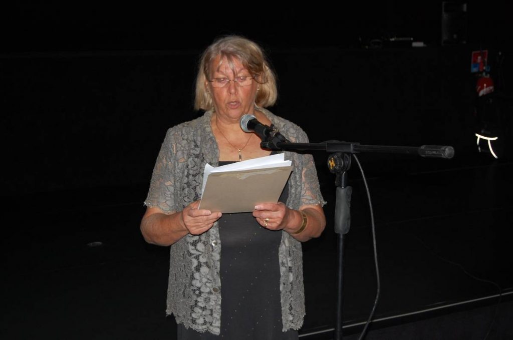 Une dame parle au micro