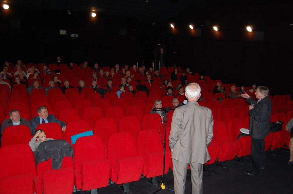 Deux hommes devant une salle de cinéma