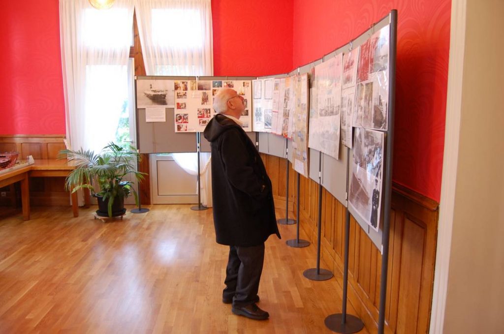 Un homme regarde des panneaux d'exposition.