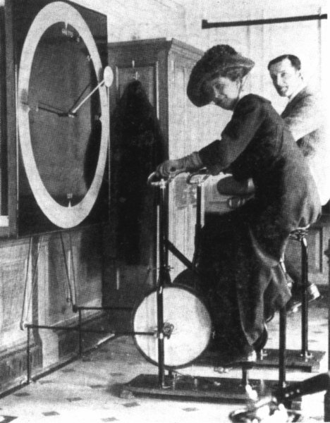 Deux passagers pédalent sur les vélos du Titanic