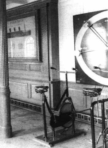 Les vélos dans le gymnase.