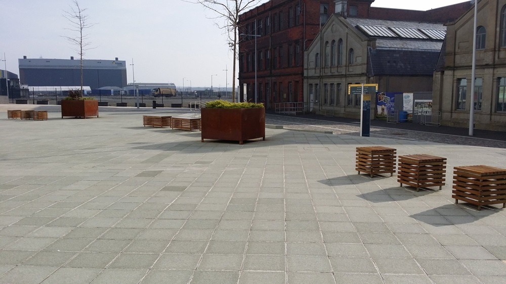 Vue de bancs sur l'esplanade.