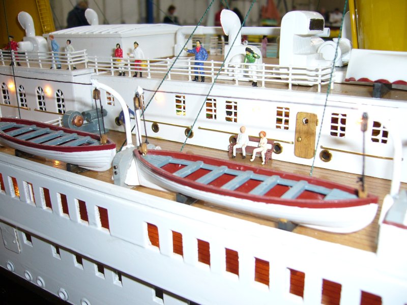 Vue de détail sur un des canots avant de la maquette.