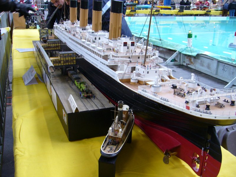 Vue de la maquette depuis la poupe bâbord.