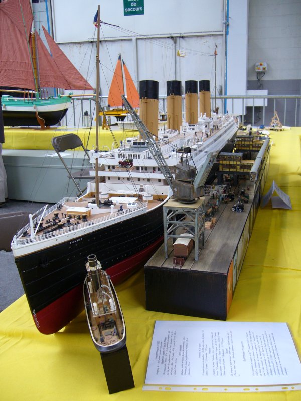 Vue globale de la maquette et du quai depuis l'avant.
