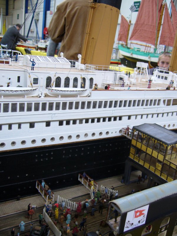 Vue de la maquette au niveau de la deuxième cheminée et de passerelles d'embarquement.