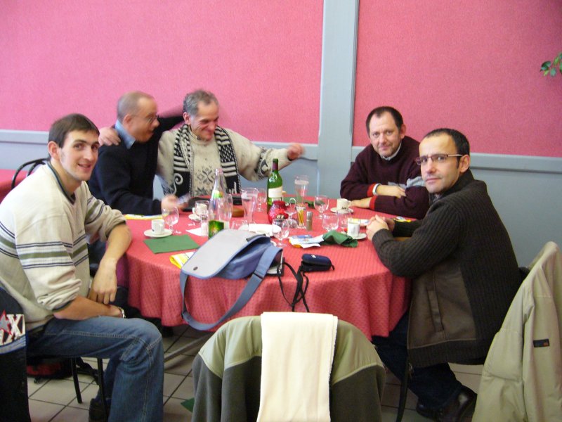 Vue de cinq membres de l'AFT autour d'une table.