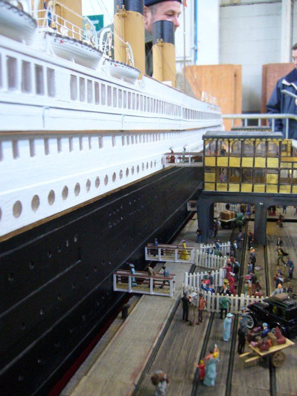 Vue des passerelles d'embarquement de la maquette.