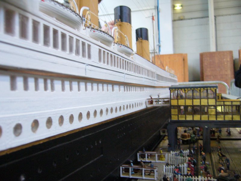 Vue du flanc bâbord de l'avant de la maquette