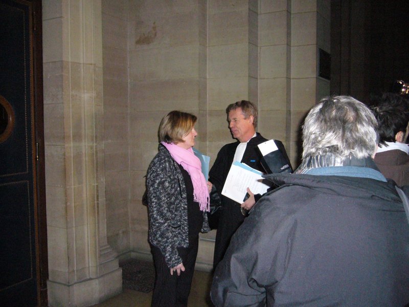Un homme et une femme en discussion.