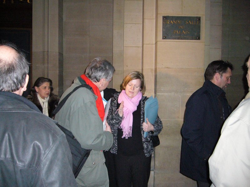 Un homme et une femme en discussion.