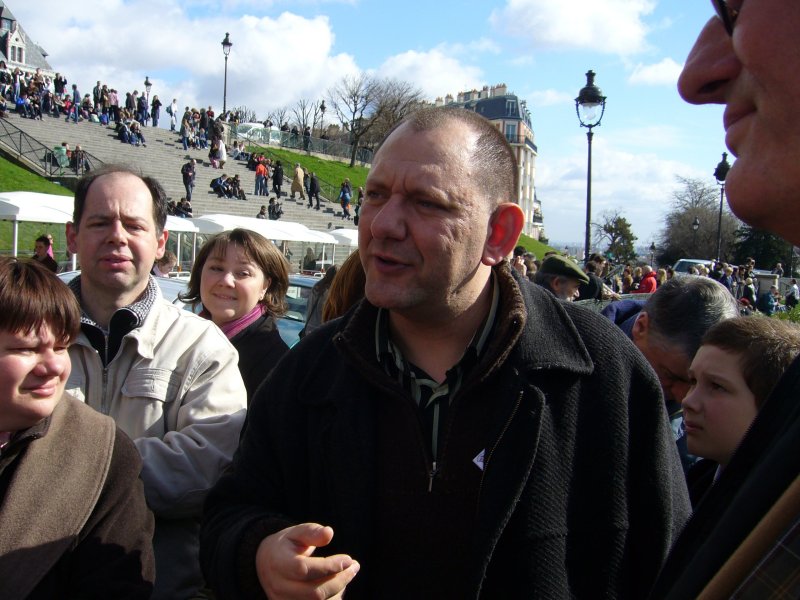 Un homme s'adresse au groupe