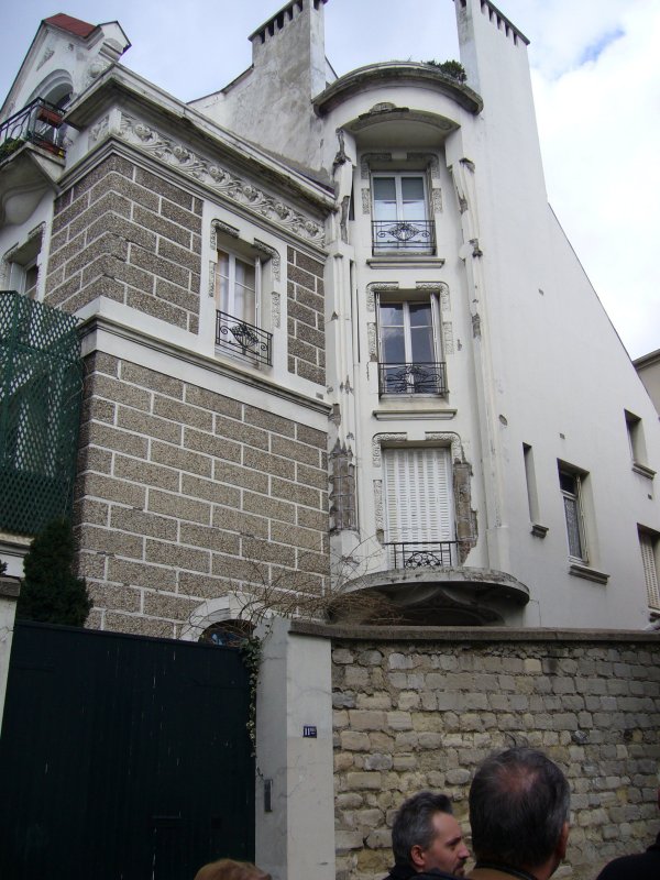 Vue d'une maison cossue.