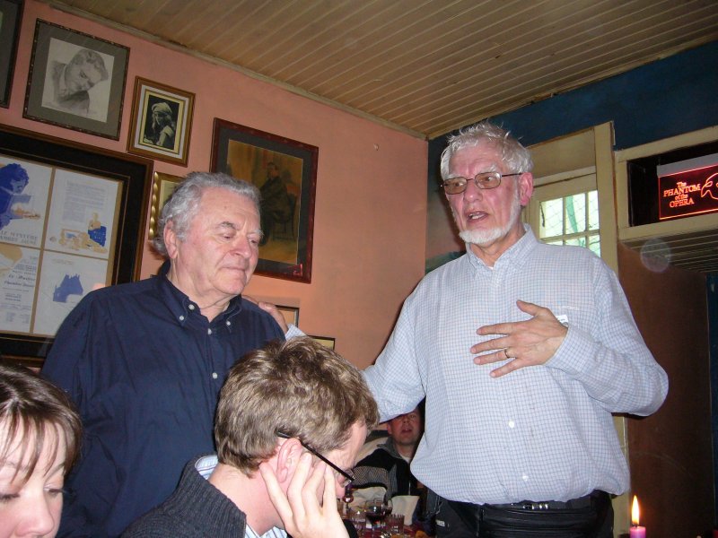 Deux hommes debout au restaurant.