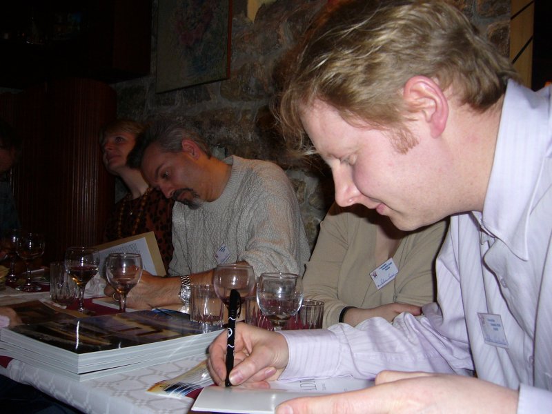 Deux hommes signent des livres.