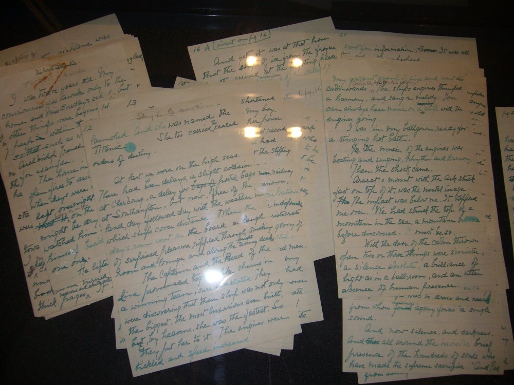 Plusieurs feuilles manuscrites en anglais.