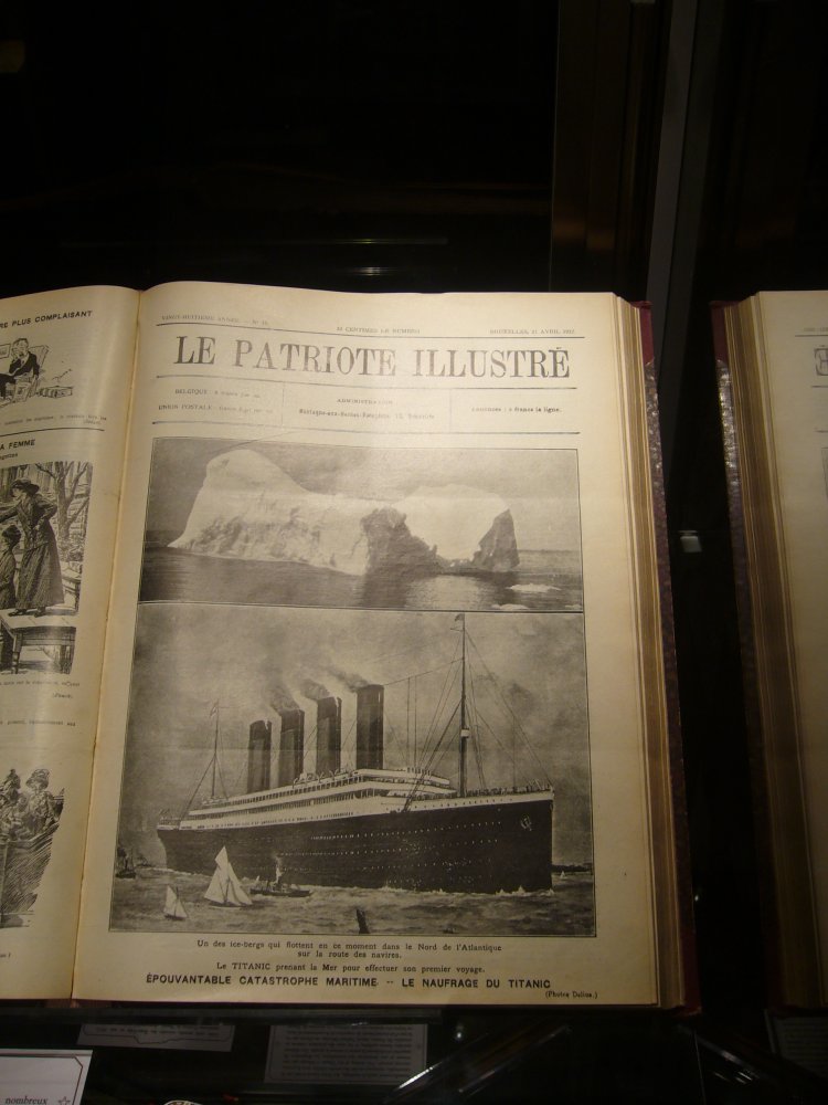 Livre "Le patriote illustré" relié montrant des dessins du Titanic et de l'iceberg.