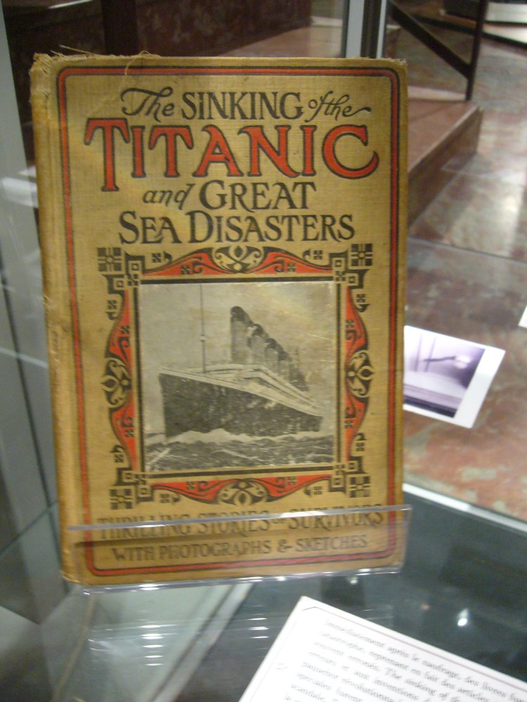 Livre "The Sinking of the Titanic and Great Sea Disasters"