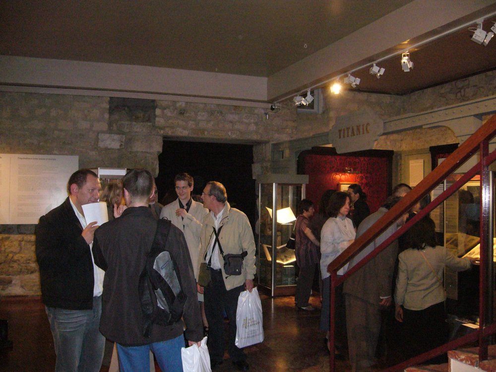 Groupe de personnes discutant à l'entrée.