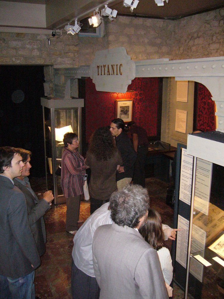 Groupe de personnes discutant à l'entrée.