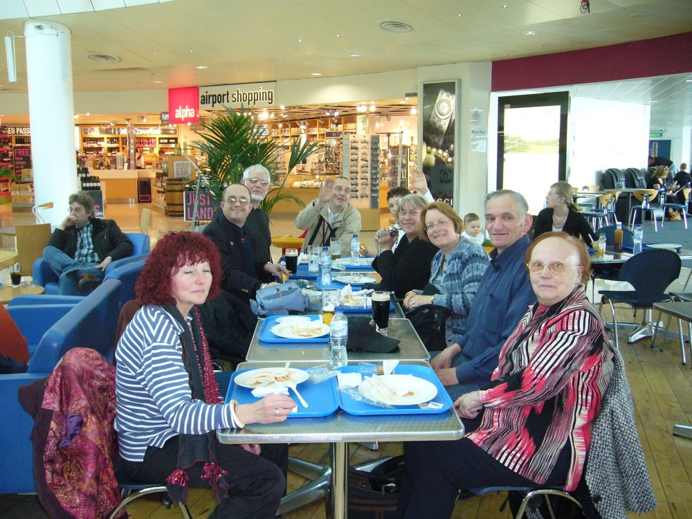 Groupe de personnes à table