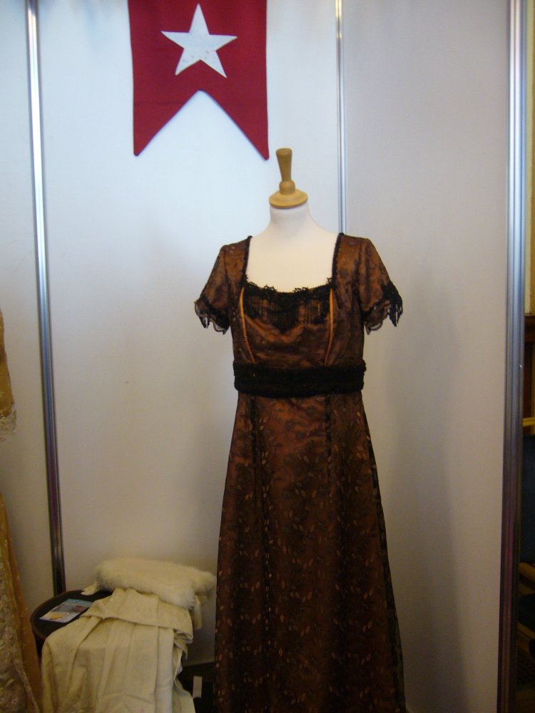 Robe brune sur un mannequin.