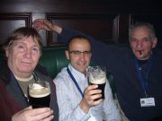 Trois personnes lèvent leur bière.