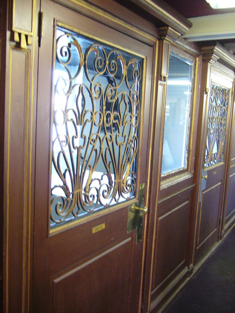 Portes et panneaux de bois décorés.