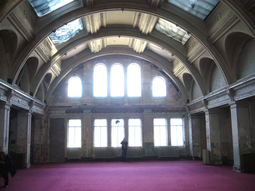 Grande salle un peu délabrée.