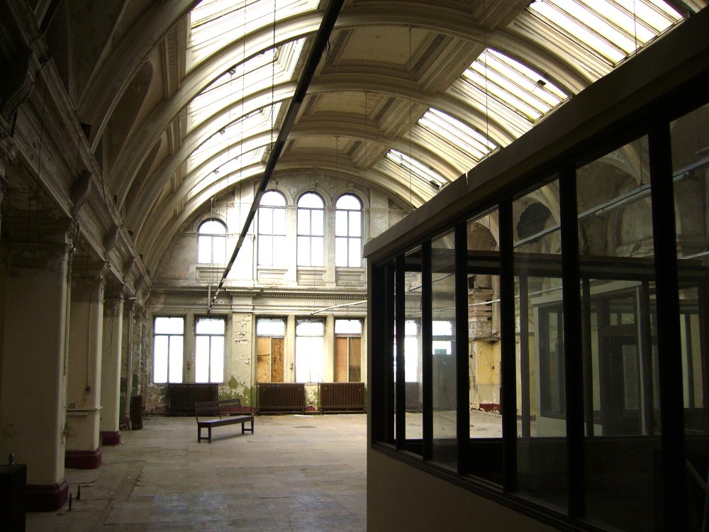 Grande salle avec verrières et un box à part.