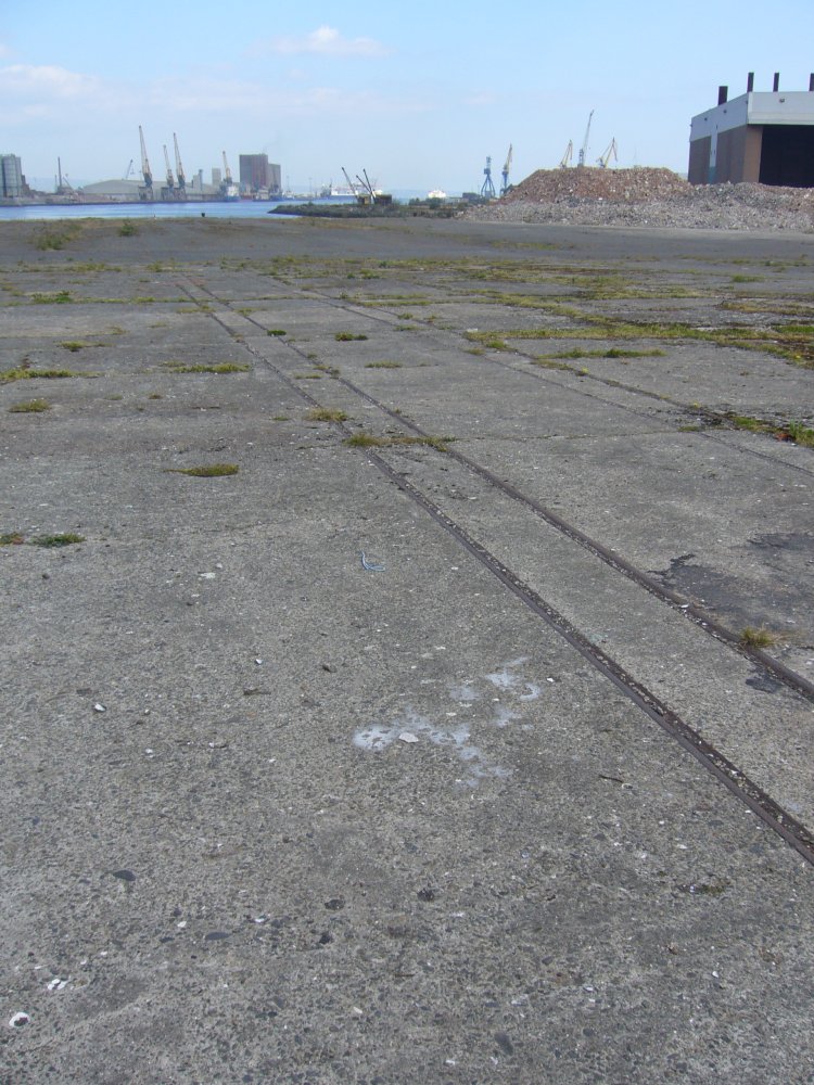 Rails au milieu d'une étendue de béton.