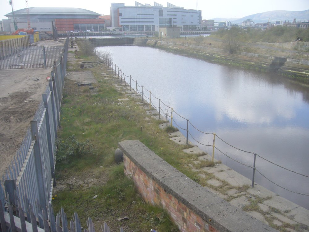 Vue d'une cale sèche remplie d'eau.