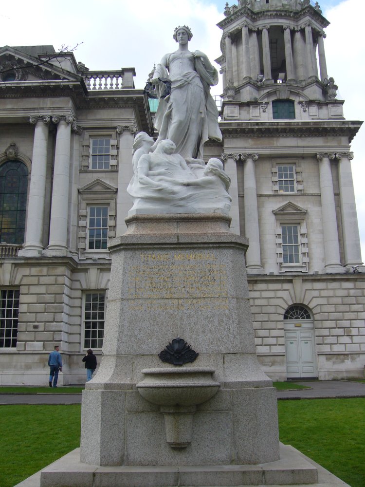 Vue d'une statue portant la mention "Titanic Memorial".