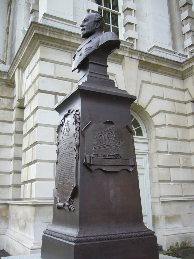 Vue d'un buste d'un homme âgé.
