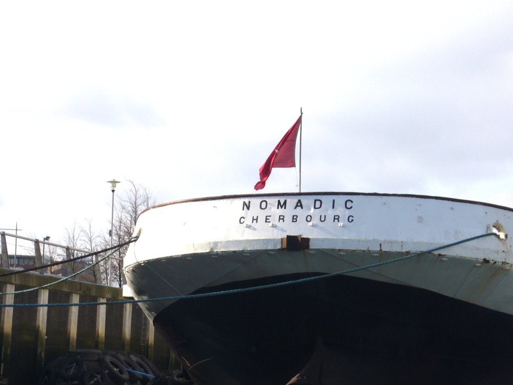 Vue de la poupe portant la mention Nomadic-Cherbourg.
