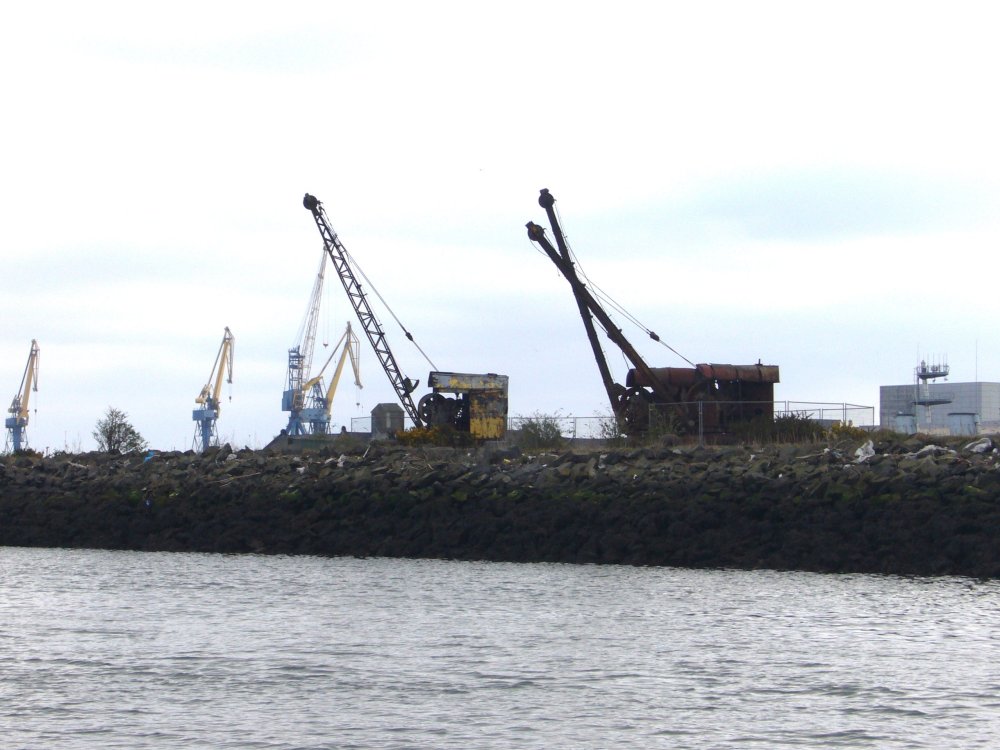 Vue d'un quai et de grues.