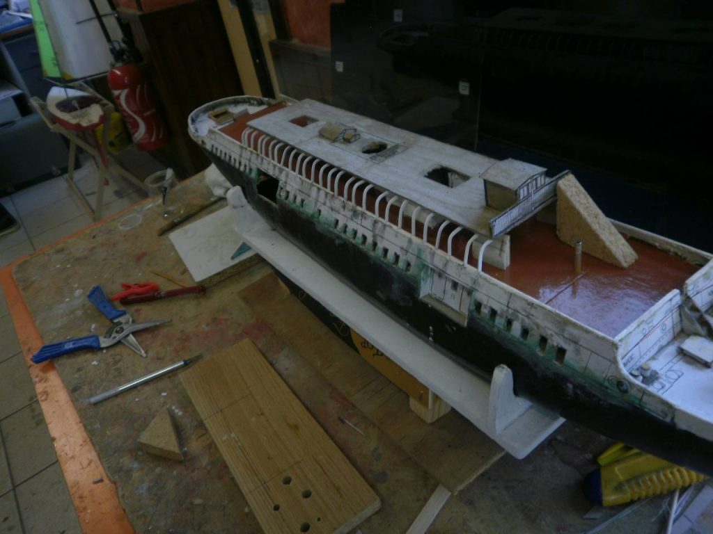 Installation de la cheminée et mise en peinture des ponts.